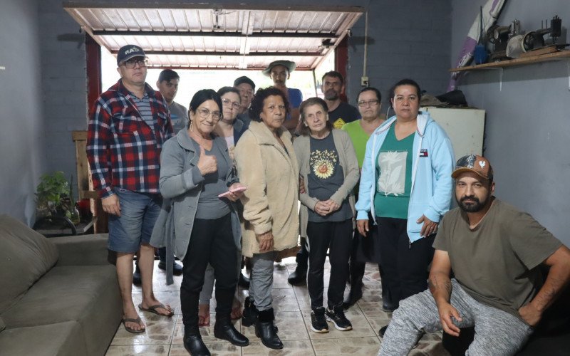 Grupo de moradores reclamam das condi&ccedil;&otilde;es da estrada