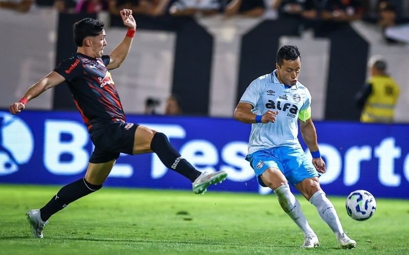 Marlon, lateral do Grêmio, foi um dos jogadores que mais reclamou da arbitragem ao final da partida  | abc+