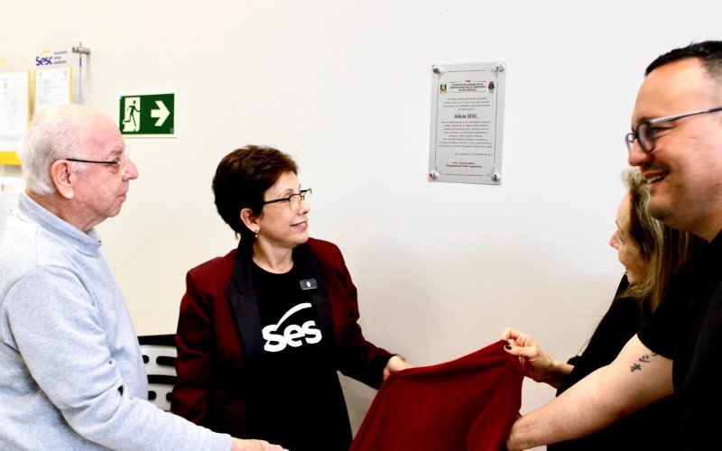 Descerramento da placa que oficializa o Aldeia Sesc no calendário de eventos de São Leopoldo contou com a presença da vereadora Iara Cardoso, da diretora do Sesc São Leopoldo, Andrea Guedes, do presidente do Sindilojas São Leopoldo, Walter Seewald, do diretor adjunto de Cultura do município, Maurício Miorim