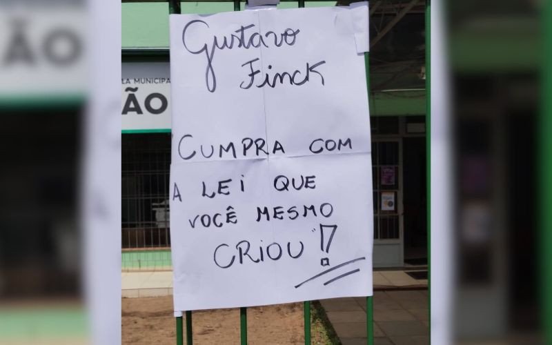 Sindprof-NH compartilhou cartazes em críticas à falta de pagamento de setembro | abc+