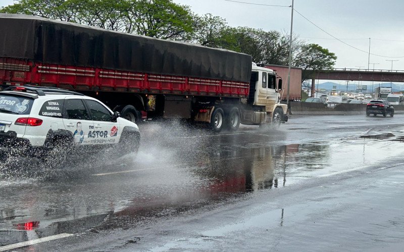 BR-116: "Piscinões" se formam em trechos do Vale do Sinos após chuva forte