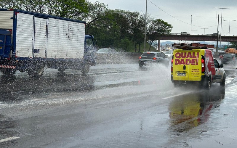 BR-116: "Piscinões" se formam em trechos do Vale do Sinos após chuva forte