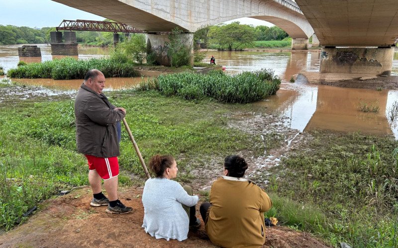 Familiares acompanhando buscas por pescador desaparecido