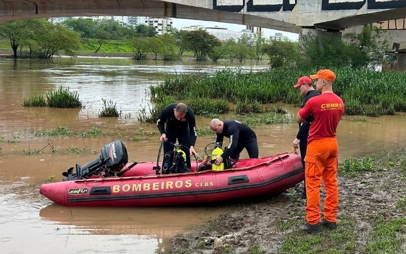 Buscas a pescador desaparecido em São Leopoldo são retomadas apesar da chuva e da elevação do nível do rio