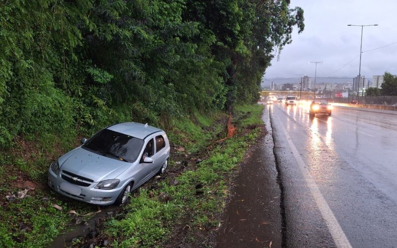 BR-116: Carro sai da pista e vai parar em valeta às margens da rodovia