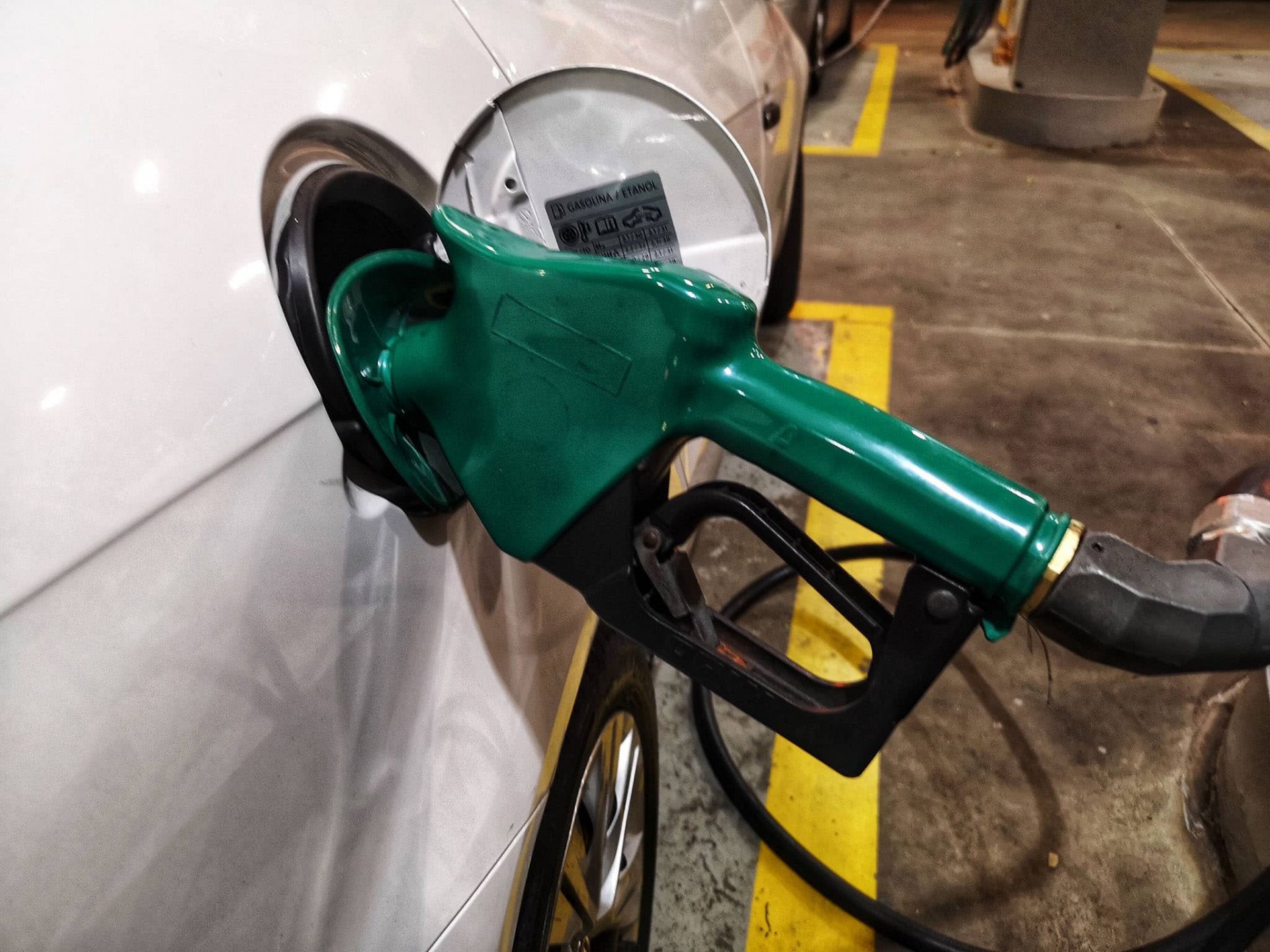 Gasolina no Brasil está 10% mais cara que exterior e poderia cair R$ 0,28 por litro, diz Abicom
