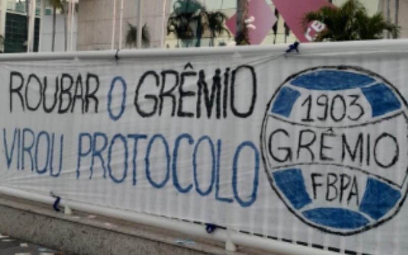 "Roubar o Grêmio virou protocolo": Torcedores fazem protesto com notas falsas na sede da CBF