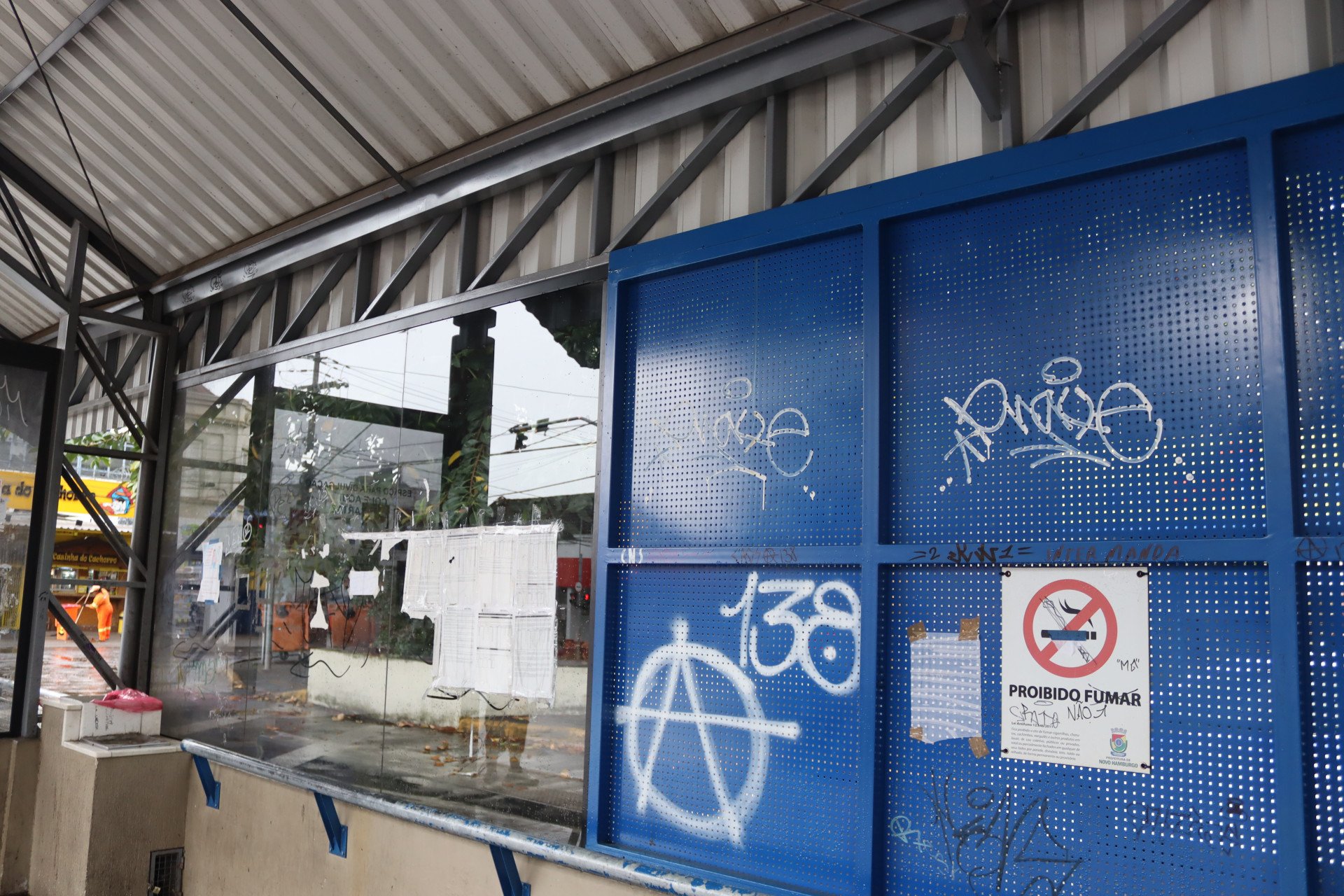 VÍDEO: Chuva causa alagamento e afeta passageiros no Paradão de Novo Hamburgo