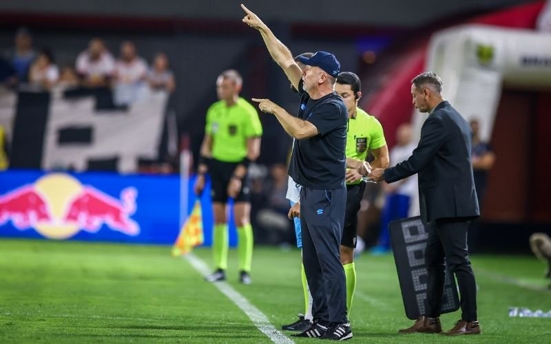 Grêmio pede anulação de cartões recebidos contra RB Bragantino e cobra CBF sobre arbitragem