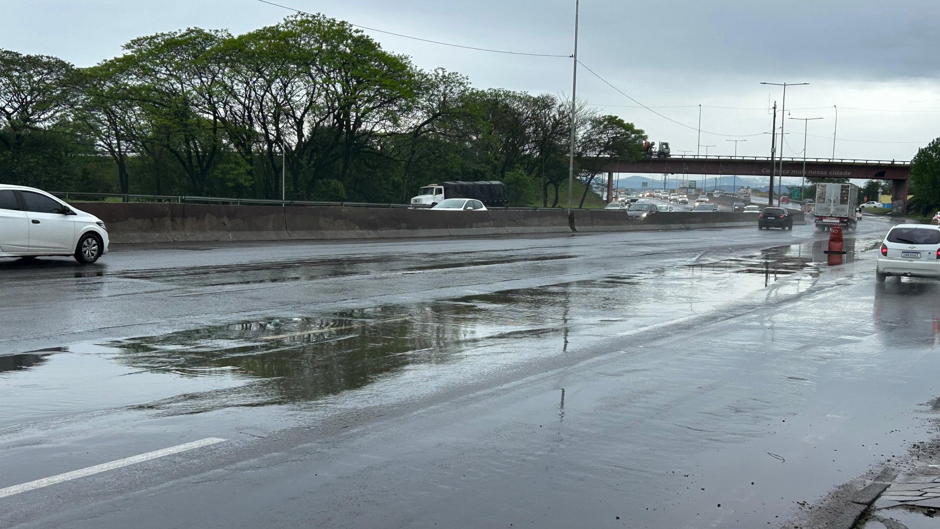 BR-116: "Piscinões" se formam em trechos do Vale do Sinos após chuva forte; veja vídeo