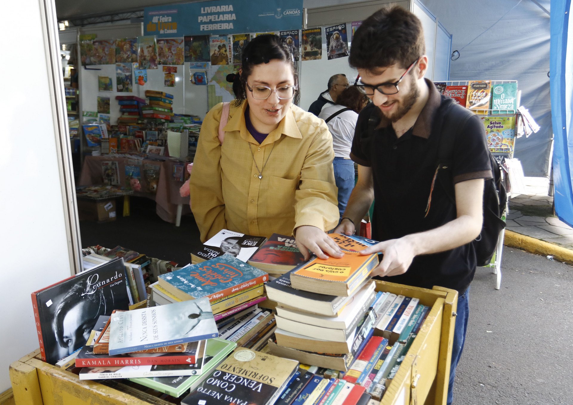 Feira do Livro de Canoas soma 5 mil obras vendidas na primeira semana; confira os favoritos dos leitores