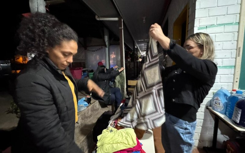 Estudante Franciele Soares (esquerda) vende roupas durante feira 