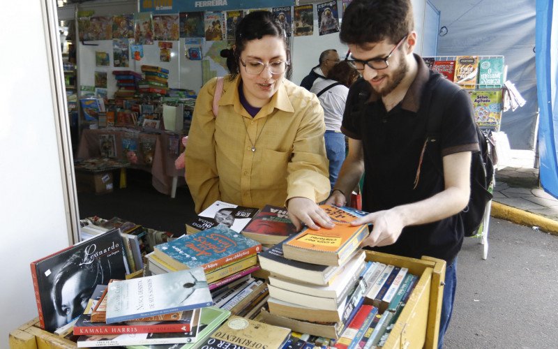 Eduarda e Caio gostam de garimpar na feira do livro | abc+