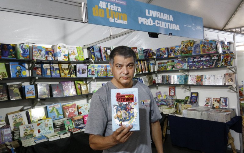 João Farias mostra o livro mais vendido de sua banca | abc+