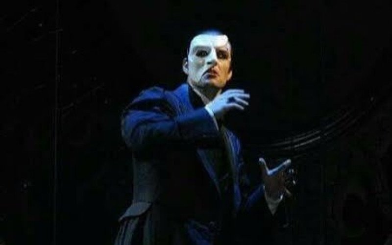 Ator Ben Lewis, que participou da peça O Fantasma da Ópera, morreu nessa segunda-feira (6), aos 46 anos | abc+