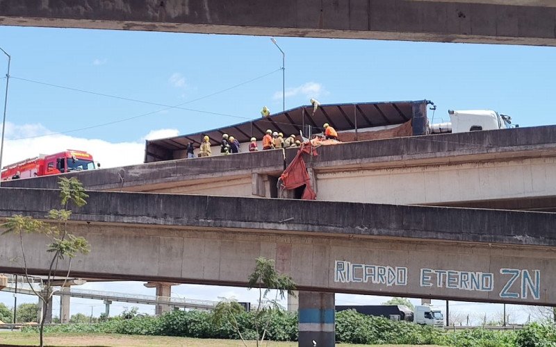 Equipes trabalharam para retirar parte da areia até o guincho chegar
