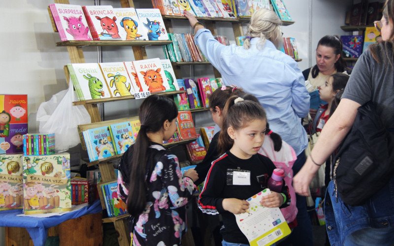 Crianças de todas as idades participam da feira do livro