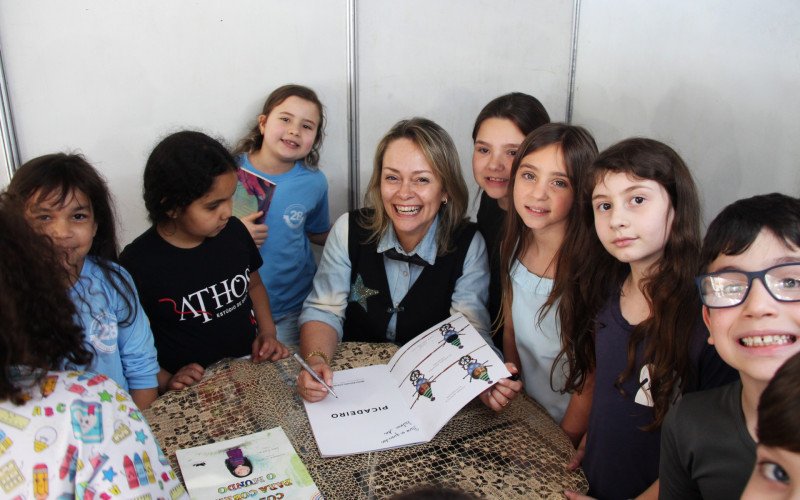 Sessão de autógrafos com a patrona da Feira do Livro de Sapiranga, Eleonora Medeiros