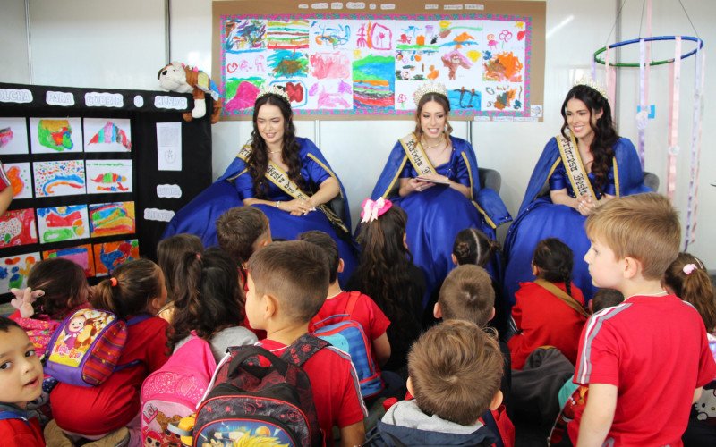 Soberanas também contam histórias aos alunos