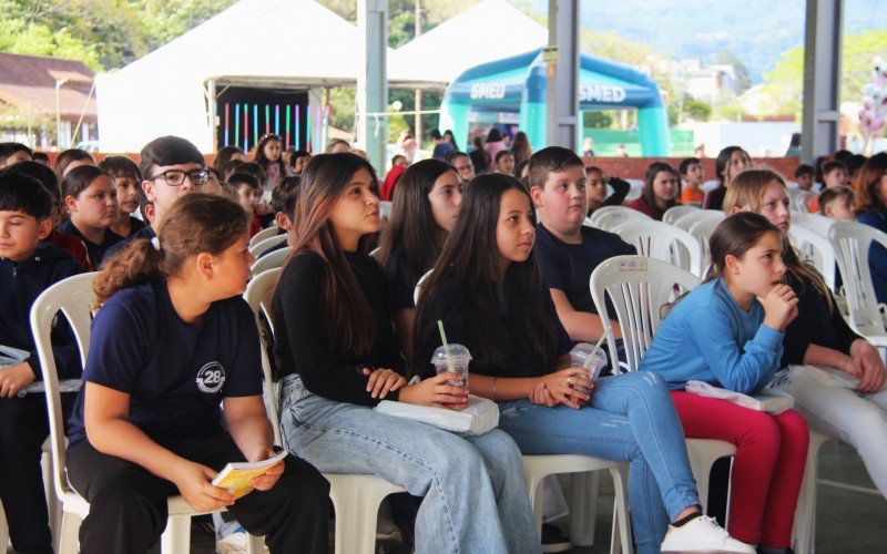 Estudantes participam das atividades da Feira do Livro