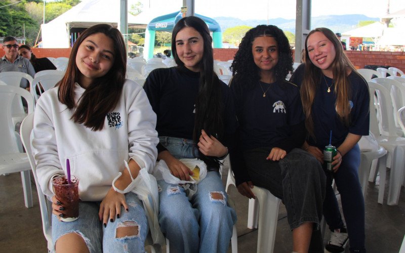 Alunas prestigiam a 28ª Feira do Livro de Sapiranga