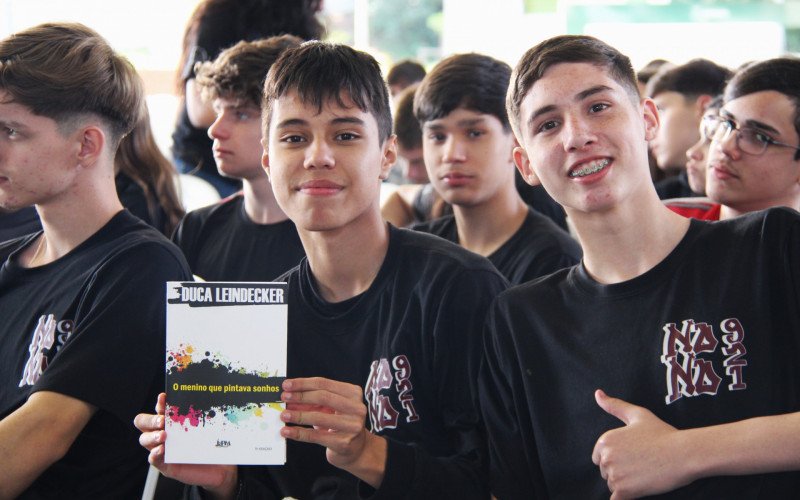 Estudantes puderam adquirir o livro de Duca Leindecker