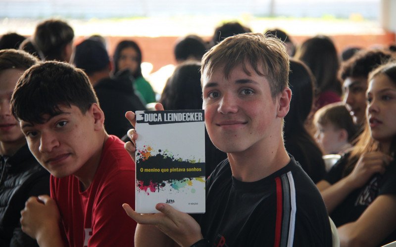 Estudantes puderam adquirir o livro de Duca Leindecker