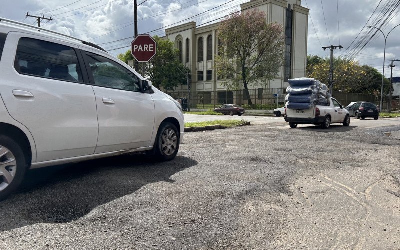 Comerciantes e motoristas reclamam das condições do asfalto na Estrada Presidente Lucena, em Novo Hamburgo
