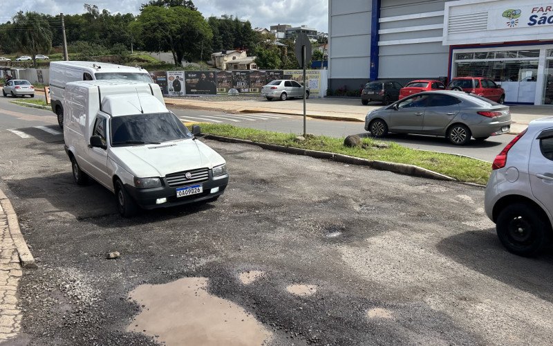 Comerciantes e motoristas reclamam das condições do asfalto na Estrada Presidente Lucena, em Novo Hamburgo