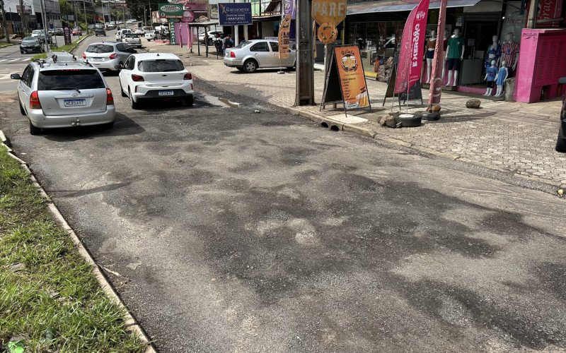 Comerciantes e motoristas reclamam das condições do asfalto na Estrada Presidente Lucena, em Novo Hamburgo