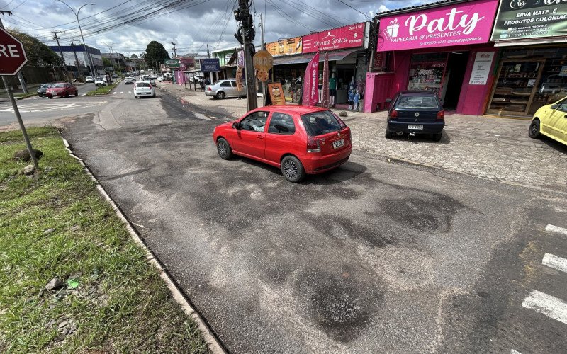 Comerciantes e motoristas reclamam das condições do asfalto na Estrada Presidente Lucena, em Novo Hamburgo