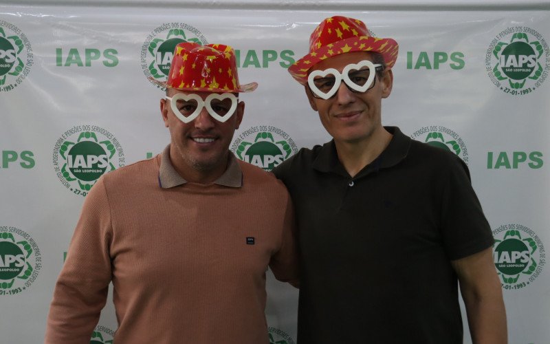 Brincadeiras antigas na Semana das Infâncias - secretário Falcão e diretor-geral do IAPS, Luís Kroeff