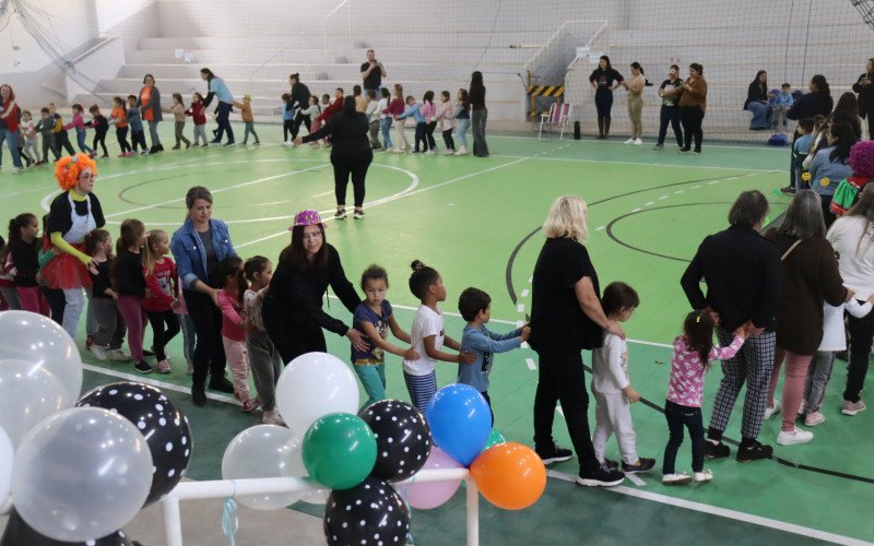 Brincadeiras antigas abriram a Semana das Infâncias no Parque do Trabalhador