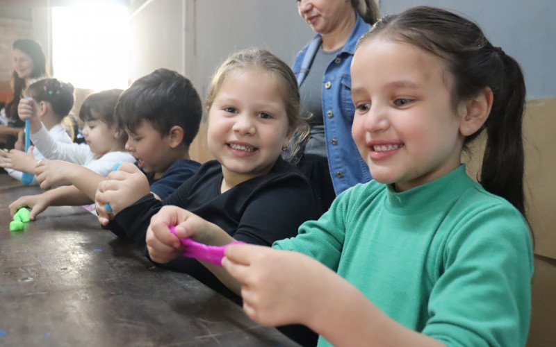 Brincadeiras antigas abriram a Semana das Infâncias no Parque do Trabalhador - Júlia e Joana, de 5 anos, brincando de slime