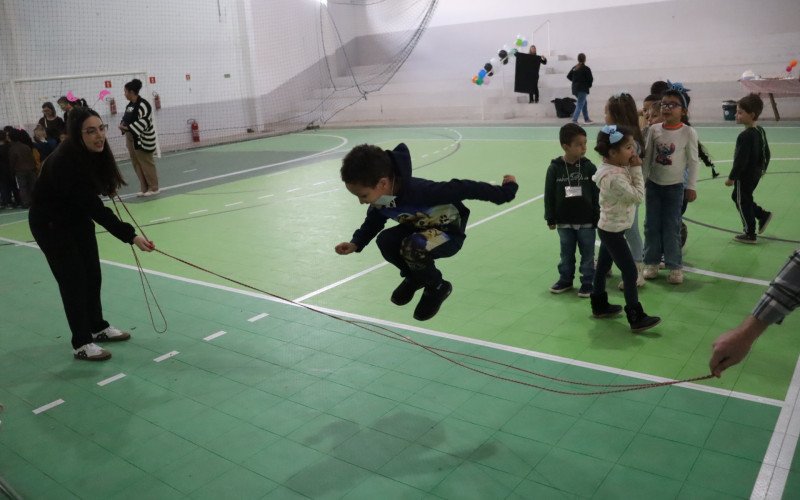 Brincadeiras antigas abriram a Semana das Infâncias no Parque do Trabalhador