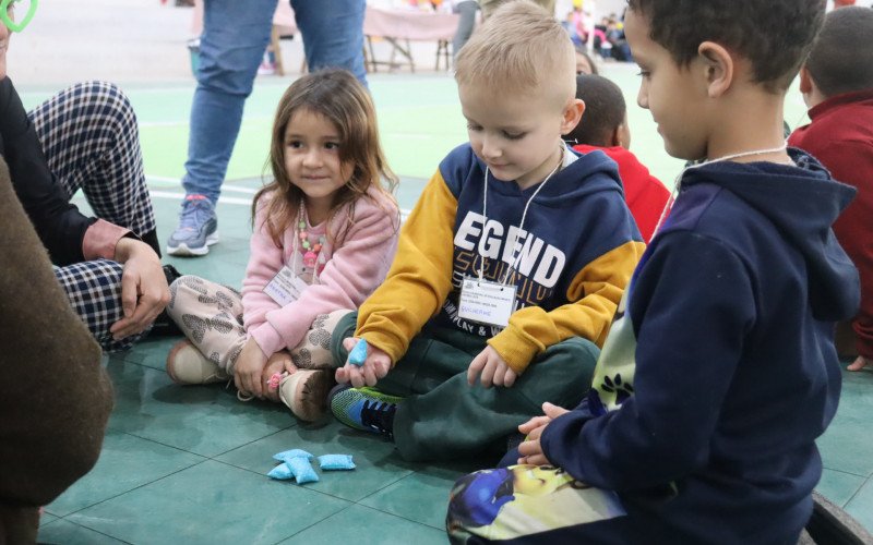 Guilherme, 4 anos, não conhecia o jogo das 5 Marias
