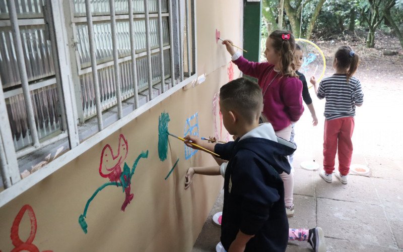 Brincadeiras antigas abriram a Semana das Infâncias no Parque do Trabalhador