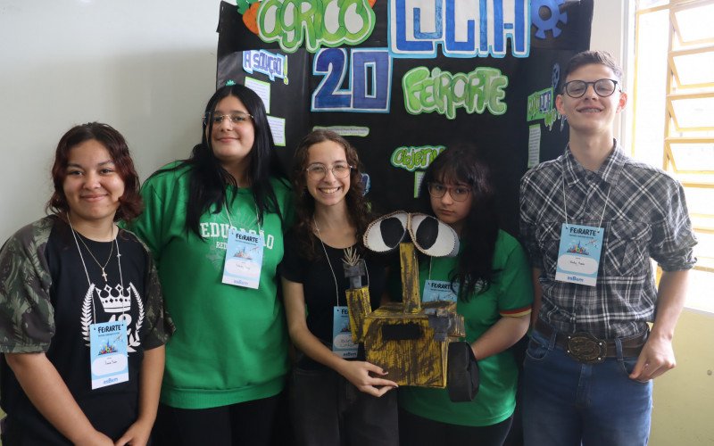 Brenda, Kathielly, Yasmin Linhar, Yasmin Soares e Wesley, na 20ª Feirarte da Asbem | abc+