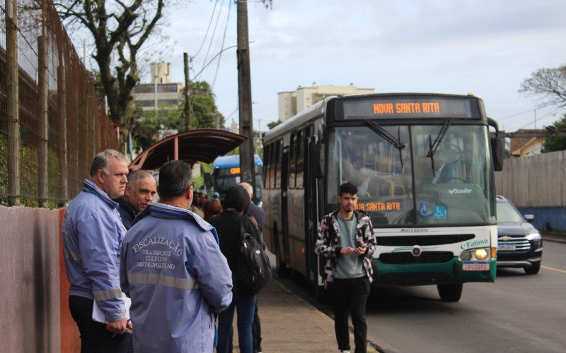 Mudança organizada pela Prefeitura de Canoas, nesta segunda-feira (7), prejudicou embarque e desembarque da população de Nova Santa | abc+