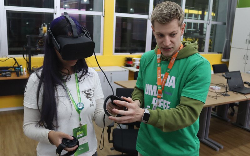 Ashley experimenta óculos de realidade virtual no evento