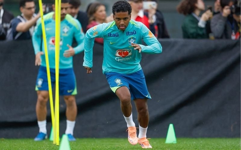 Rodrygo volta confiante à seleção após período fora: "Entregar minha melhor versão"
