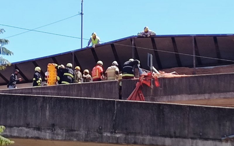 VÍDEO:Motorista que ficou soterrada por carga de caminhão tombado é resgatada na BR-448
