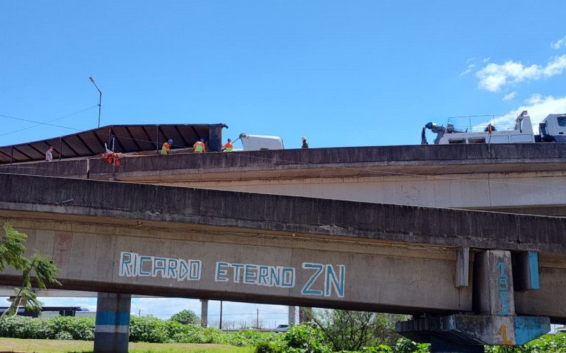VÍDEO:Motorista que ficou soterrada por carga de caminhão tombado é resgatada na BR-448
