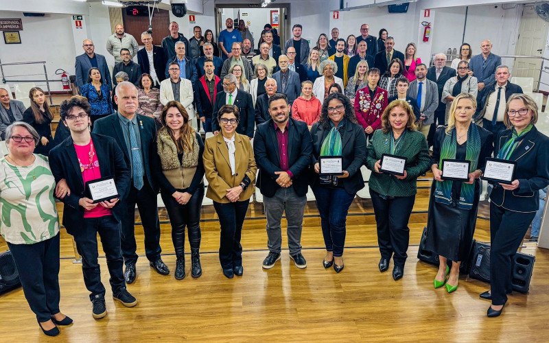 Câmara de São Leopoldo homenageia Clubes de Rotary do município em Sessão Solene 