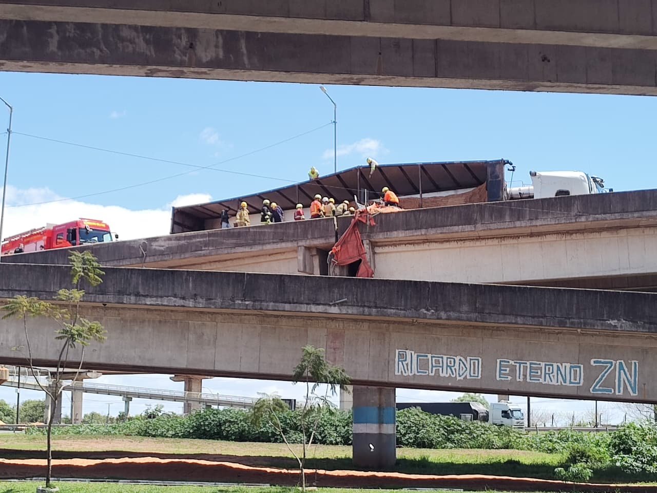 VÍDEO: Motorista soterrada por carga de caminhão tombado é resgatada na BR-448