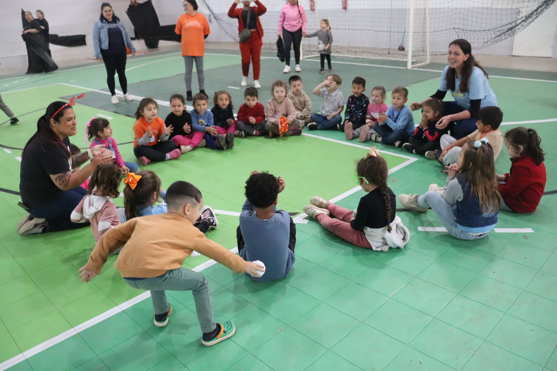 Brincadeiras antigas marcam abertura da Semana das Infâncias e Cultura de Paz
