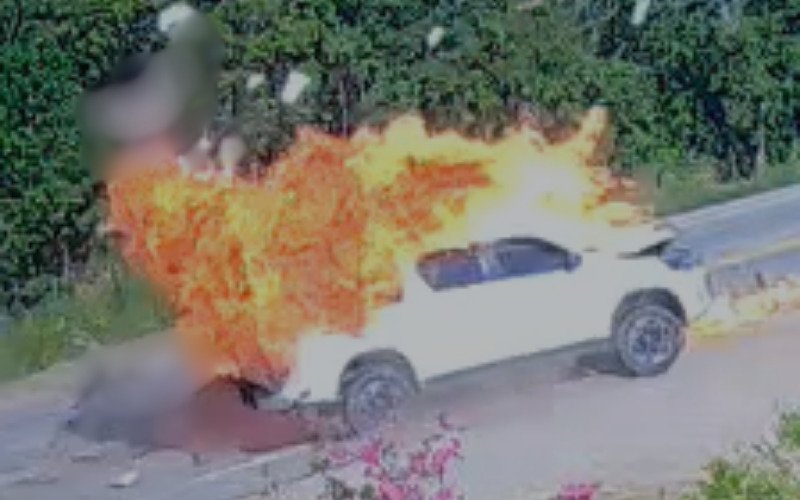 VÍDEO: Duas pessoas morrem após motocicleta colidir contra caminhonete e explodir
