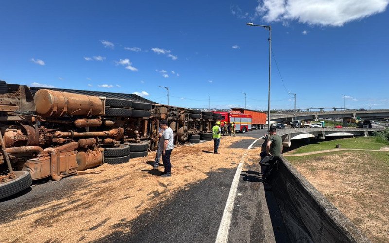 Saiba o estado de saúde da motorista soterrada por carga de caminhão que tombou na BR-448