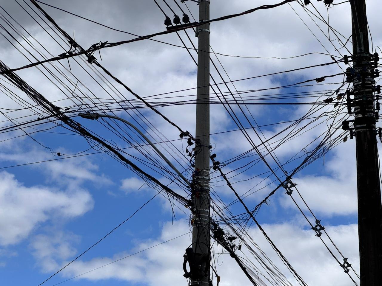 Estética urbana e segurança: Projeto de lei quer ordenar fiação em postes de cidade da região