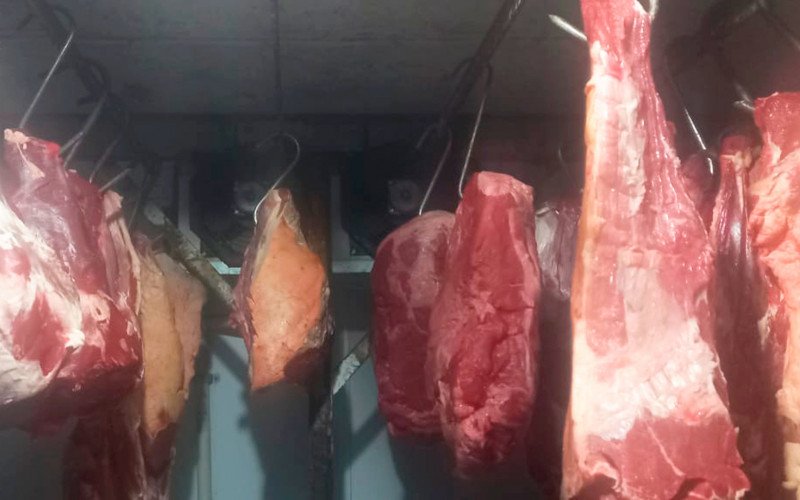Vigilância em Saúde interdita supermercado que vendia carne clandestina em Lomba Grande
